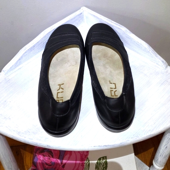 KURU Grace Black Leather Ballet Flats - Picture 4 of 7